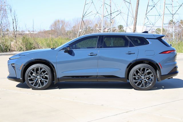 Certified 2025 Toyota Crown Signia w/ Advanced Technology Package image 5