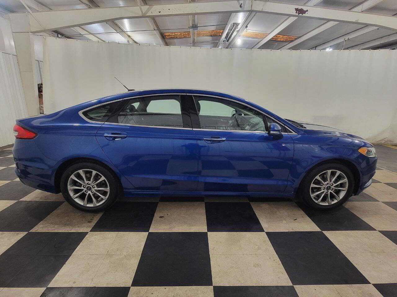 Used 2017 Ford Fusion SE w/ Fusion SE Technology Package FWD image 5