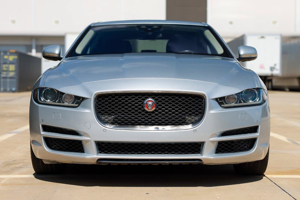 Used 2017 Jaguar XE Premium RWD image 19