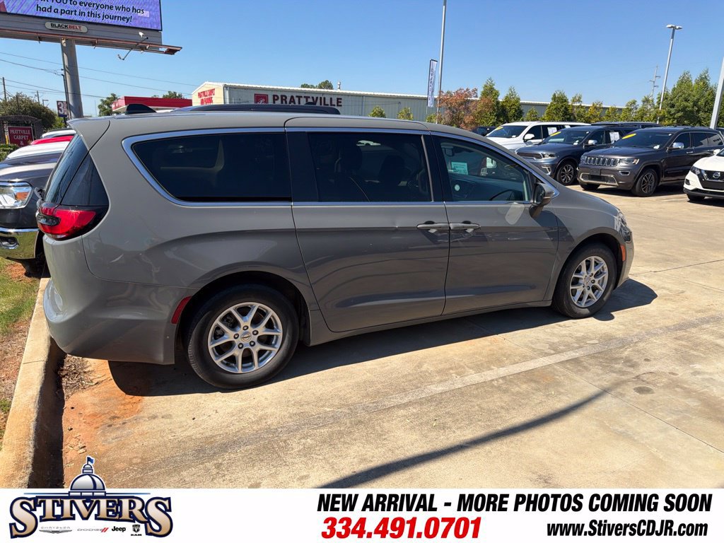 Used 2023 Chrysler Pacifica Touring-L FWD image 12