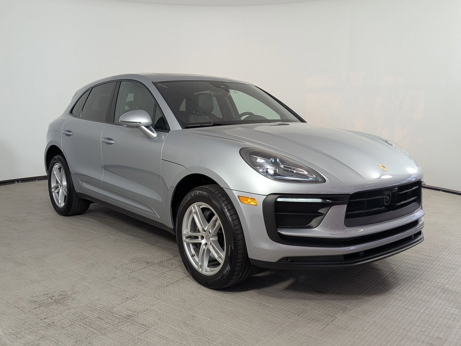 Certified 2025 Porsche Macan Turbo AWD/4WD image 7