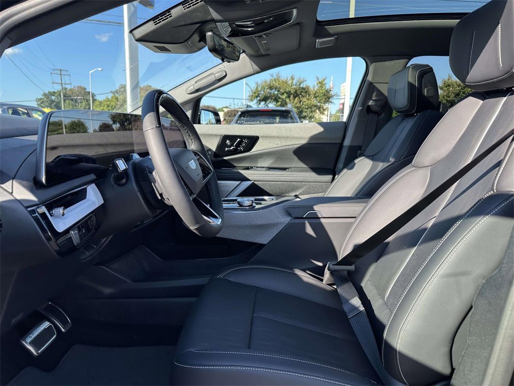 New 2025 Cadillac Optiq Luxury 2 image 16