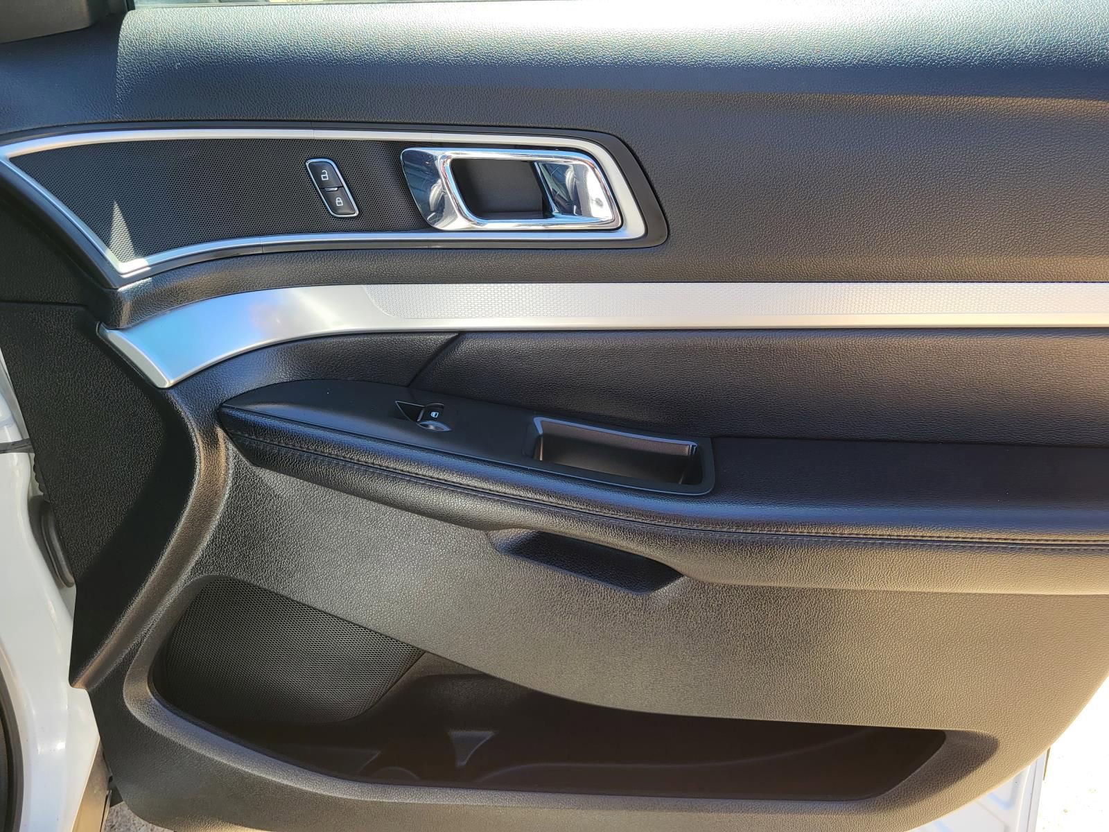 Used 2017 Ford Explorer XLT w/ Equipment Group 202A image 7