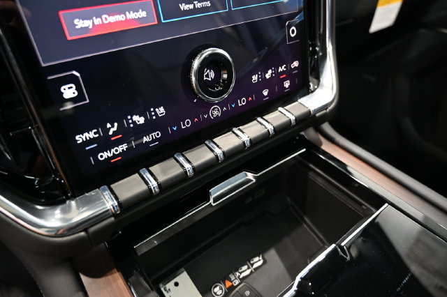 New 2026 GMC Yukon XL Denali w/ Denali Reserve Package AWD/4WD image 21