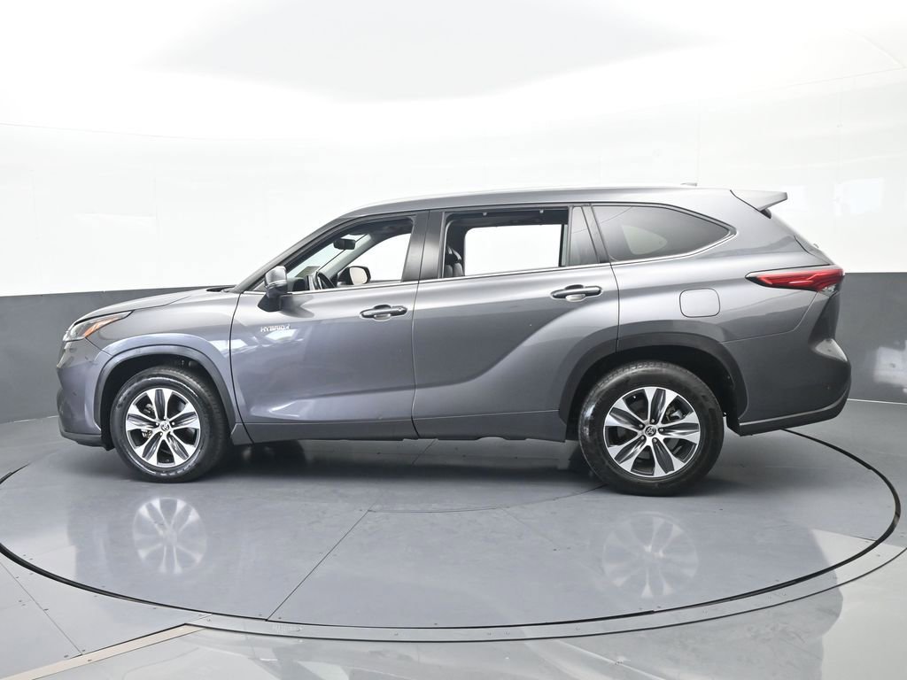 Used 2021 Toyota Highlander XLE FWD image 3
