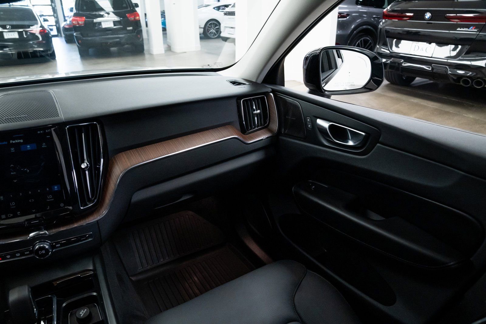 Used 2024 Volvo XC60 T8 Plus image 11