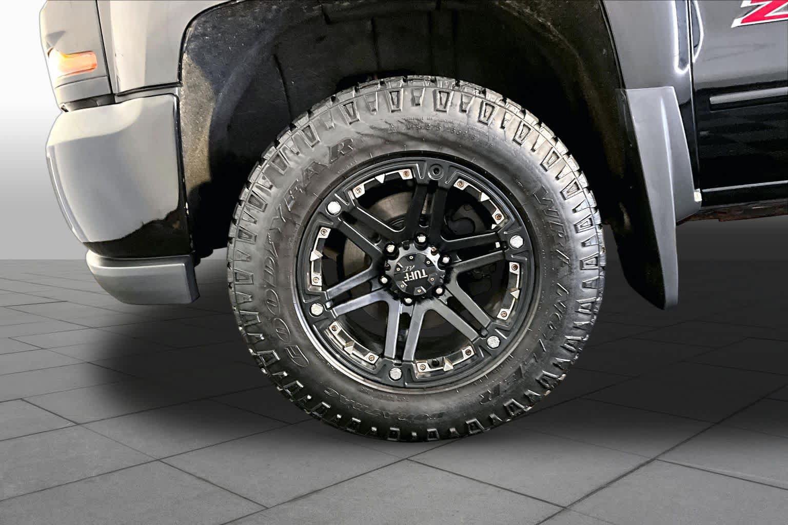 Used 2017 Chevrolet Silverado 1500 LT w/ Midnight Edition AWD/4WD image 11