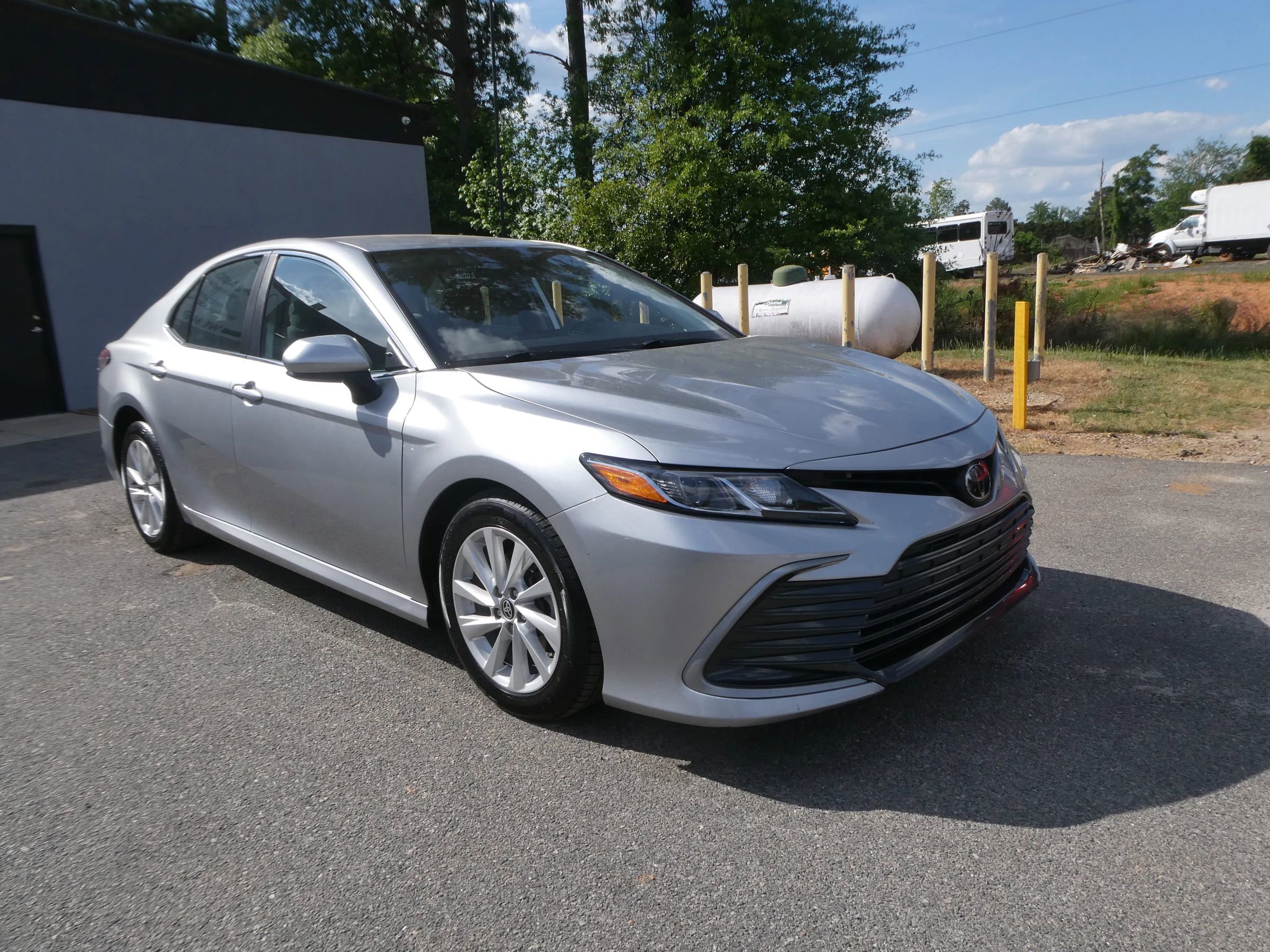 Used 2022 Toyota Camry LE FWD image 3