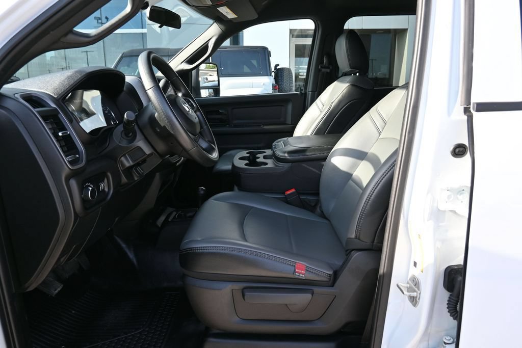 Used 2024 RAM 3500 Tradesman w/ Chrome Appearance Group AWD/4WD image 3