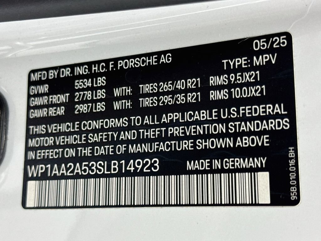Certified 2025 Porsche Macan AWD/4WD image 35