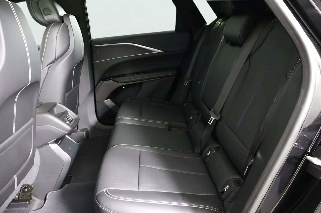 Used 2024 Cadillac Lyriq Luxury RWD image 12