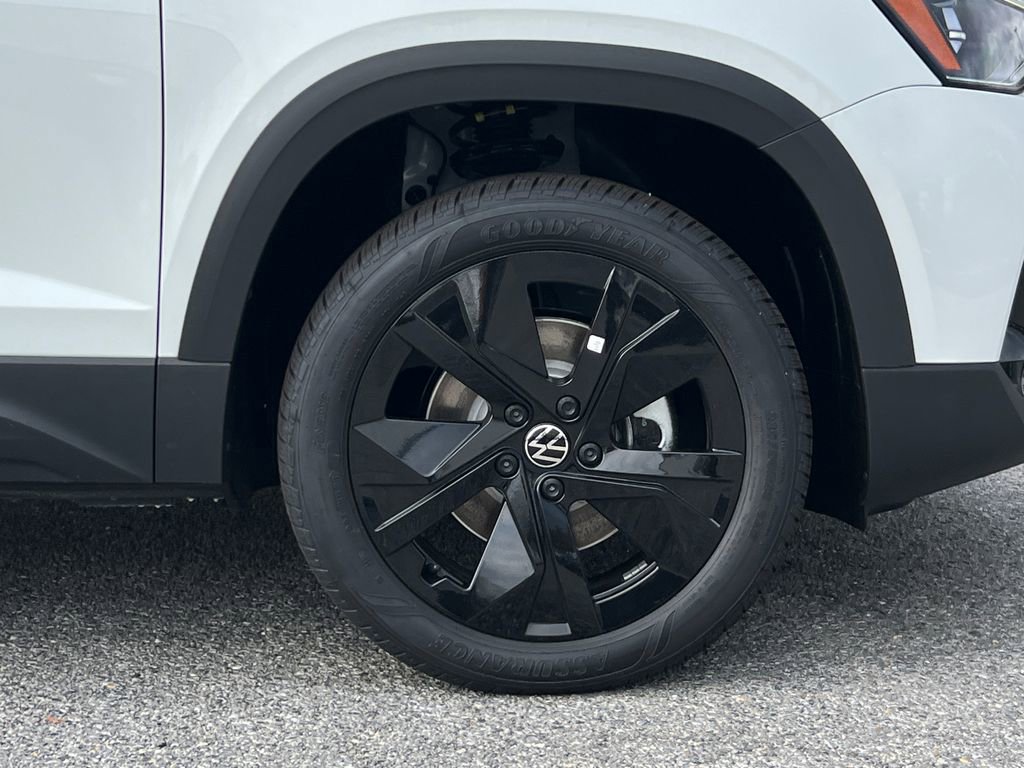 New 2025 Volkswagen Taos SE image 6