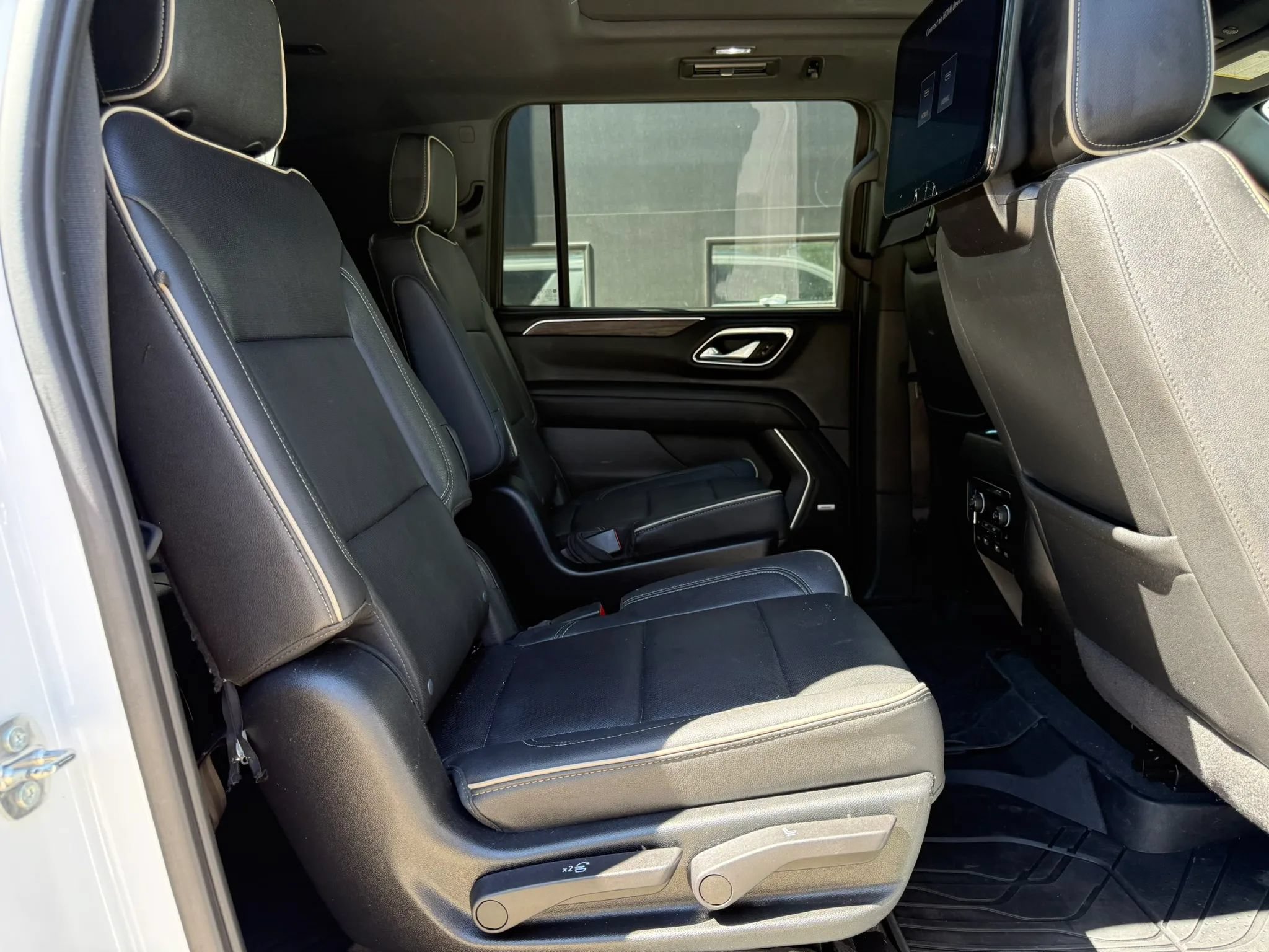 Used 2023 Chevrolet Suburban Premier w/ Premium Package 2 AWD/4WD image 11