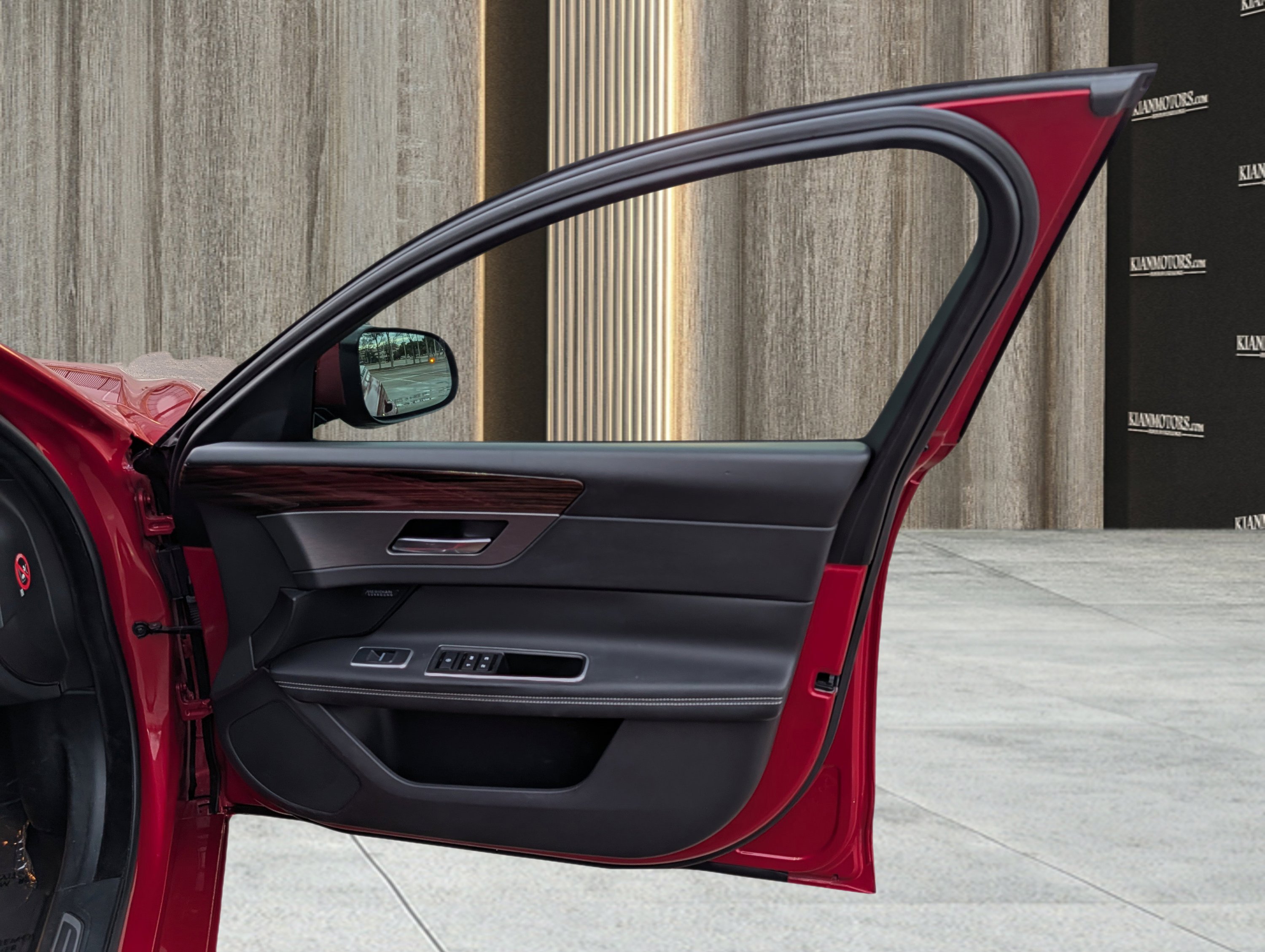 Used 2018 Jaguar XF S image 33