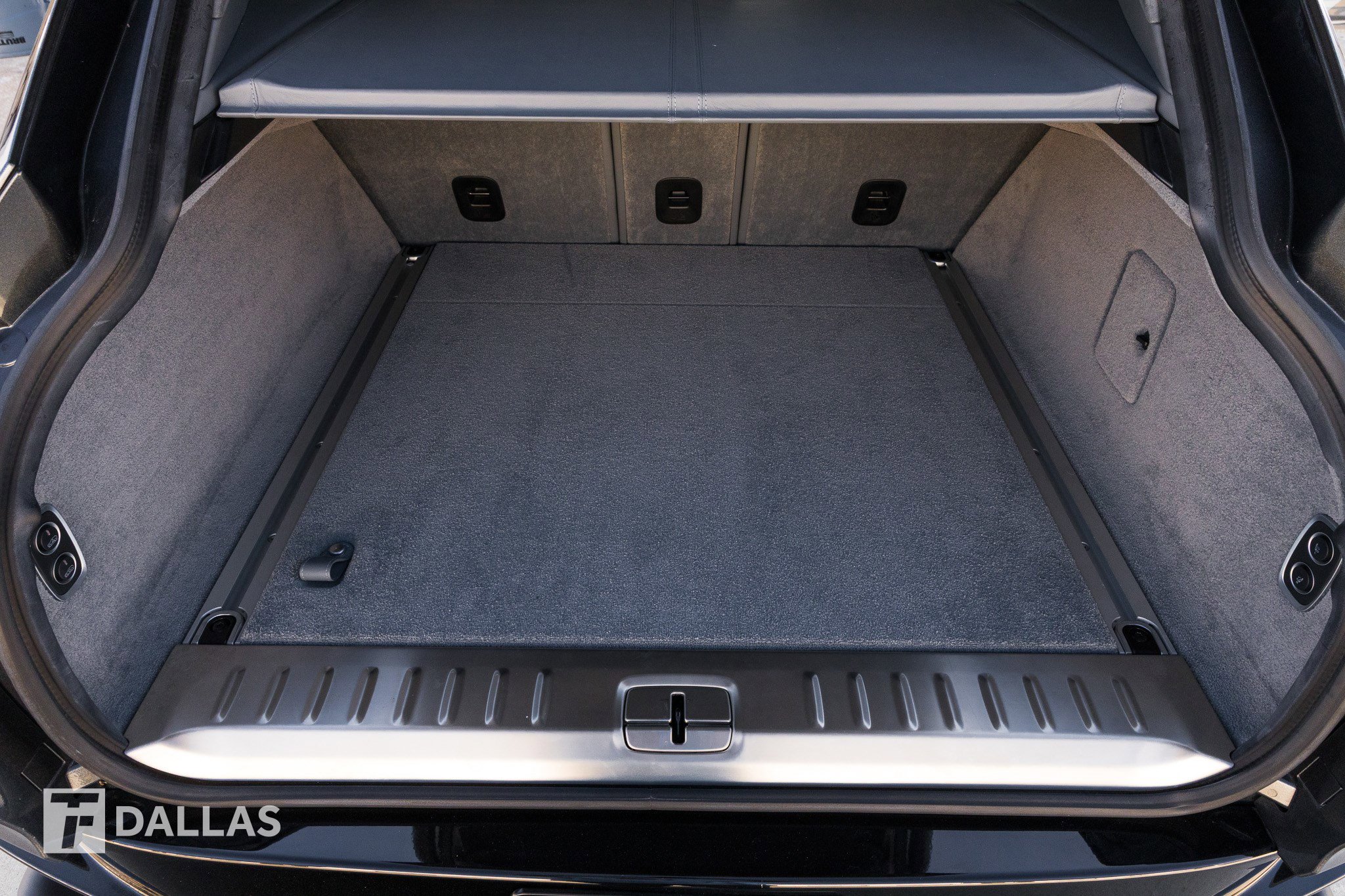 Used 2021 Aston Martin DBX image 31