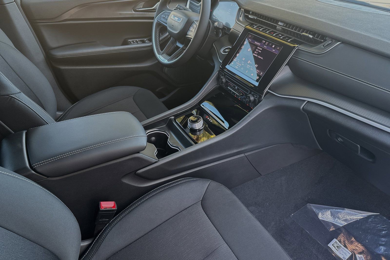 Used 2025 Jeep Grand Cherokee Laredo X image 15