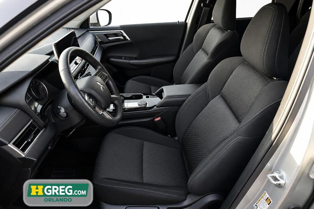 Used 2025 Mitsubishi Outlander ES FWD image 10