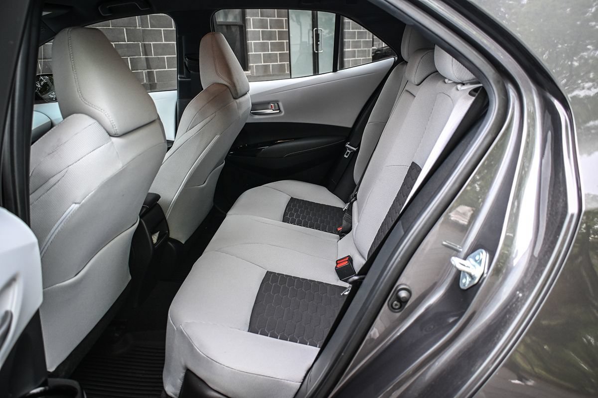 Used 2021 Toyota Corolla SE w/ SE Preferred Package FWD image 14