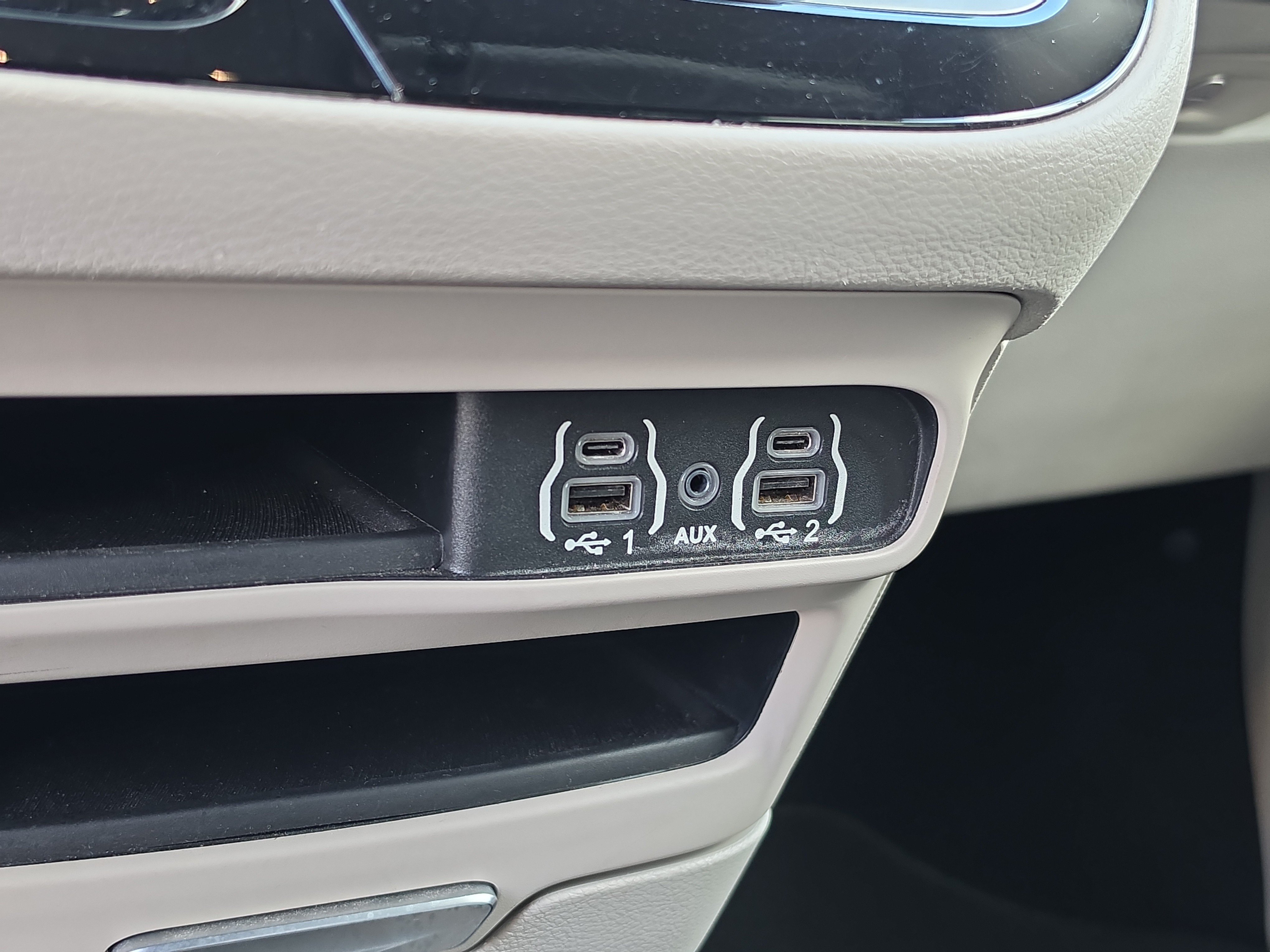 Used 2023 Chrysler Pacifica Touring-L FWD image 27