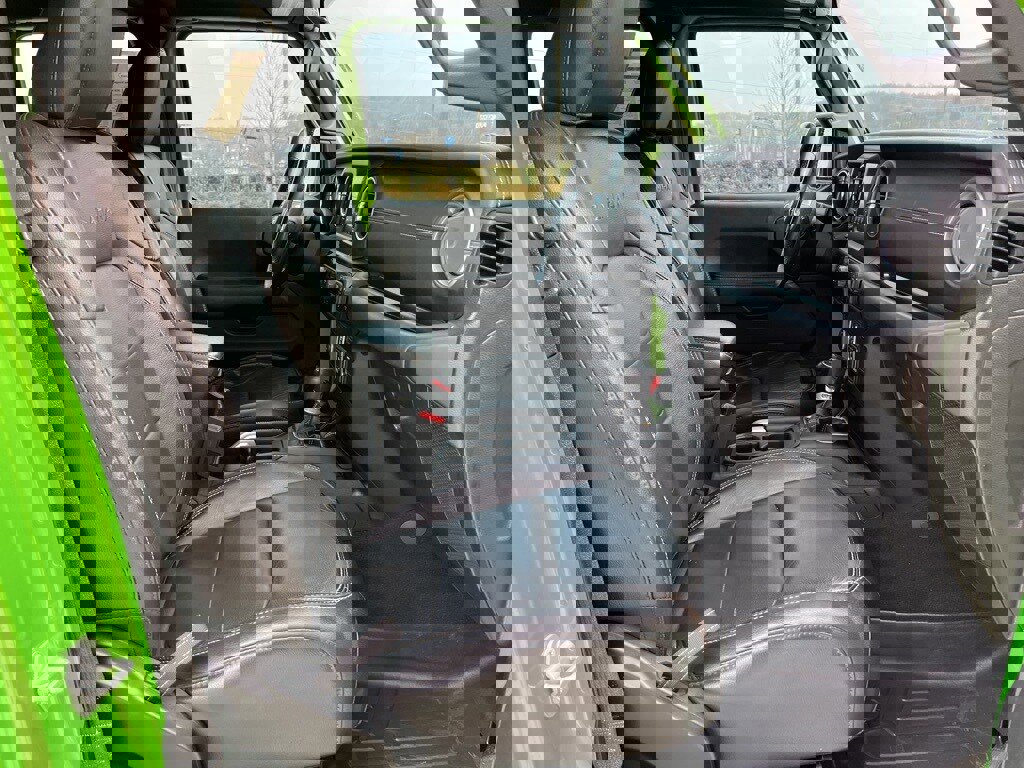 Used 2018 Jeep Wrangler Unlimited Sahara image 25