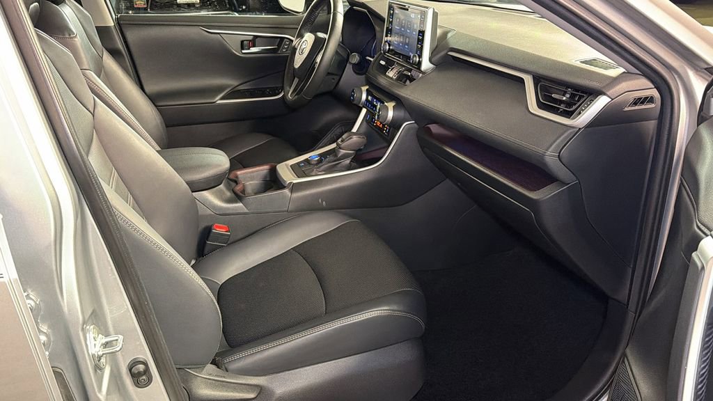 Used 2020 Toyota RAV4 Limited image 10
