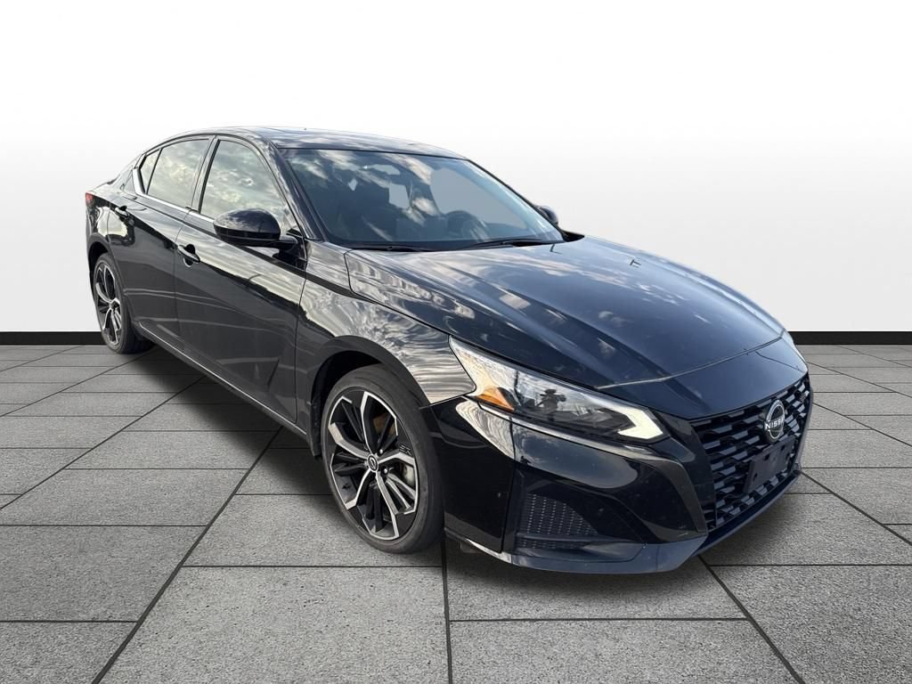 Used 2023 Nissan Altima 2.5 SR w/ SR Premium Package AWD/4WD image 3