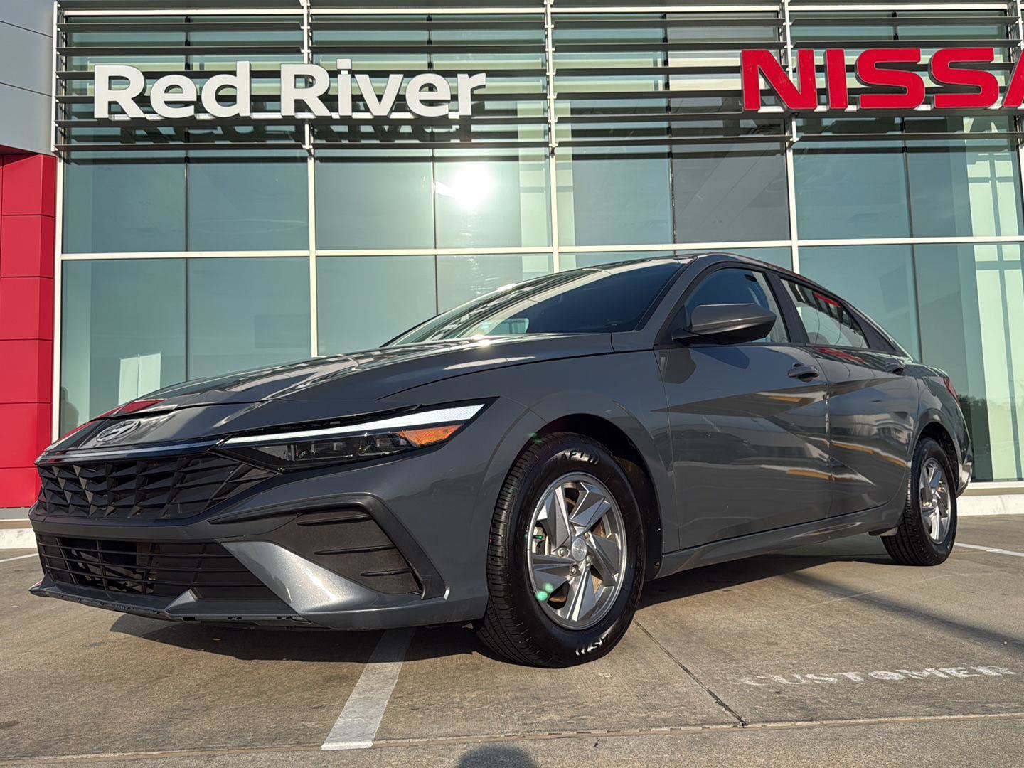 Used 2024 Hyundai Elantra SE FWD image 2