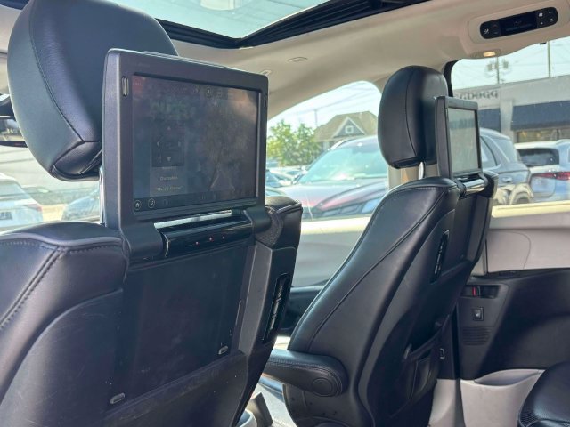 Used 2018 Chrysler Pacifica Limited w/ Advanced Safetytec Group FWD image 25
