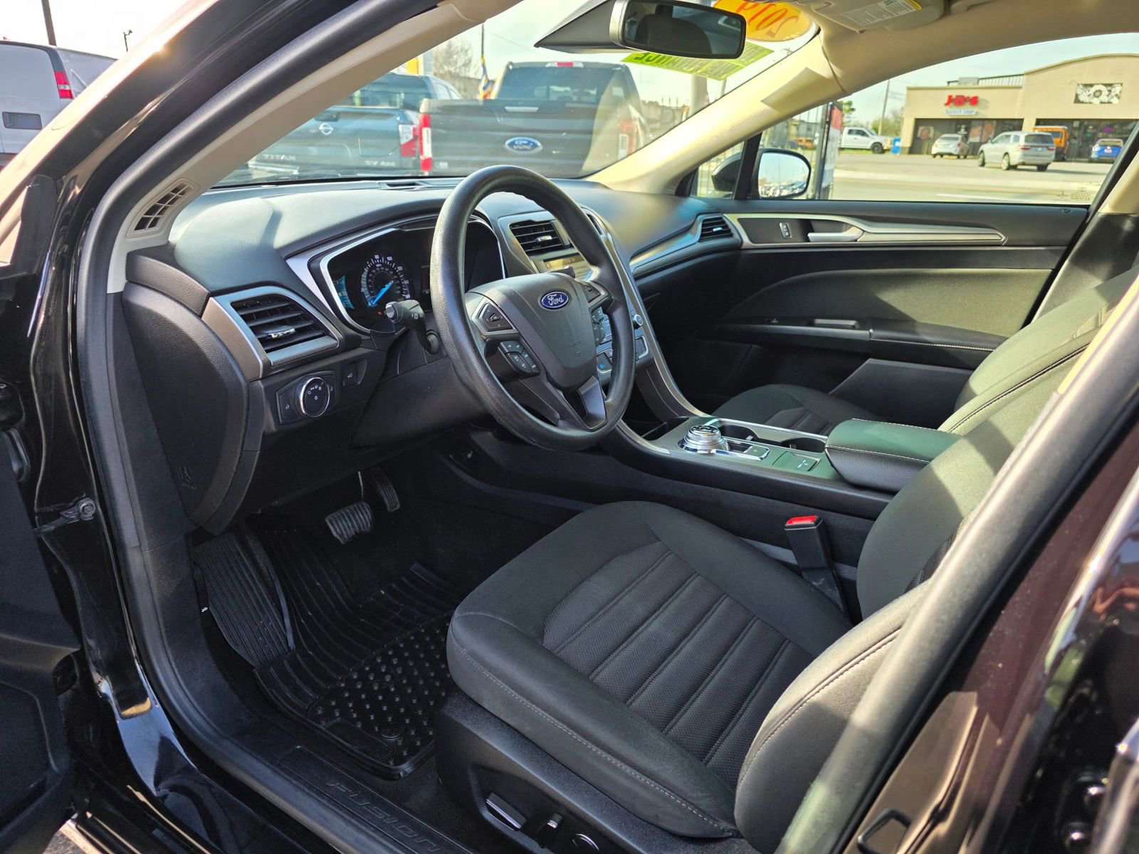 Used 2019 Ford Fusion SE image 3