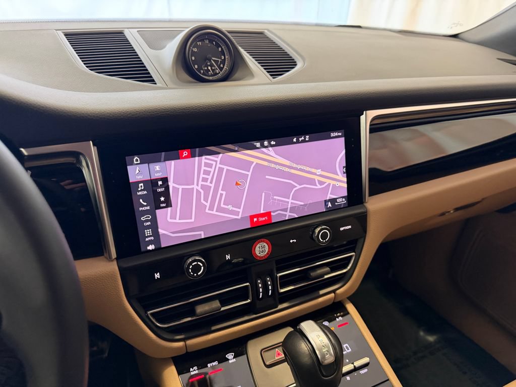 Certified 2023 Porsche Macan AWD/4WD image 22