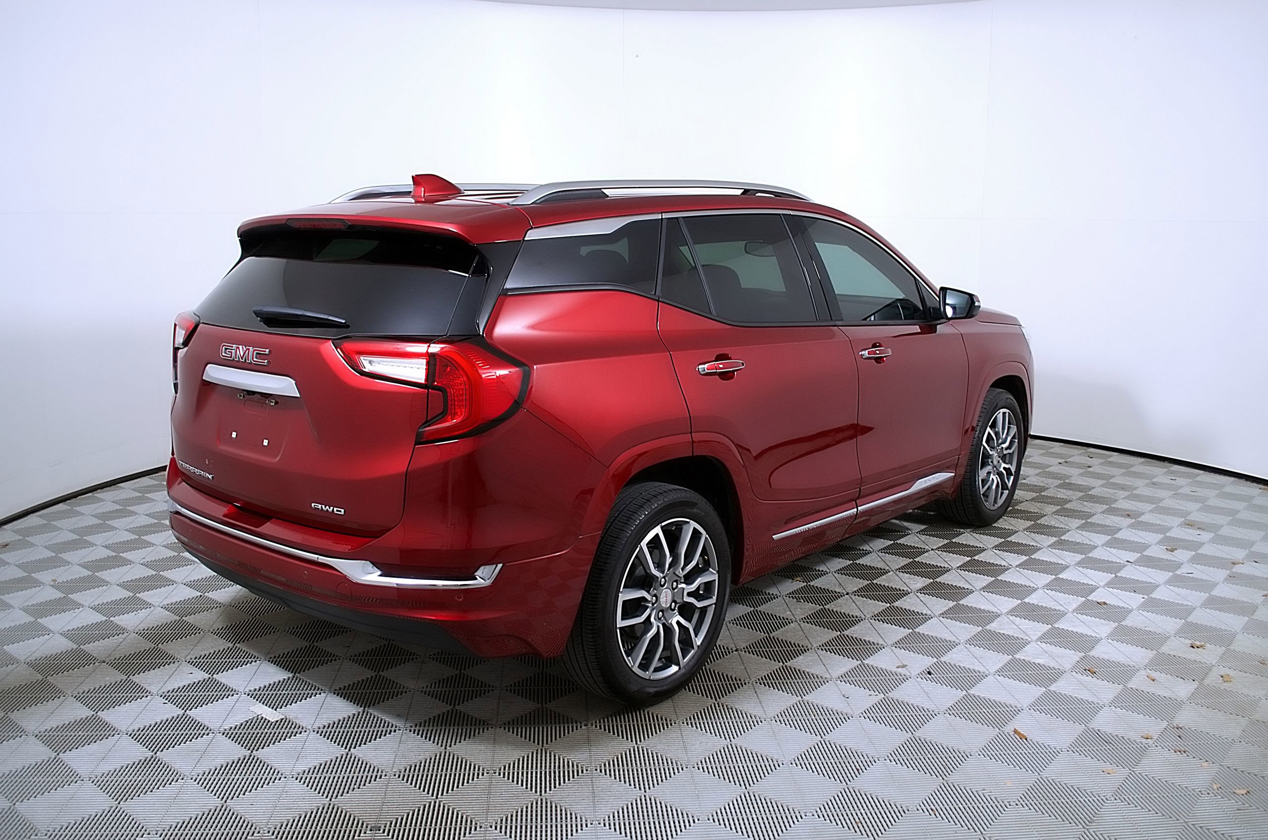 Used 2024 GMC Terrain Denali w/ Denali Premium Package AWD/4WD image 7