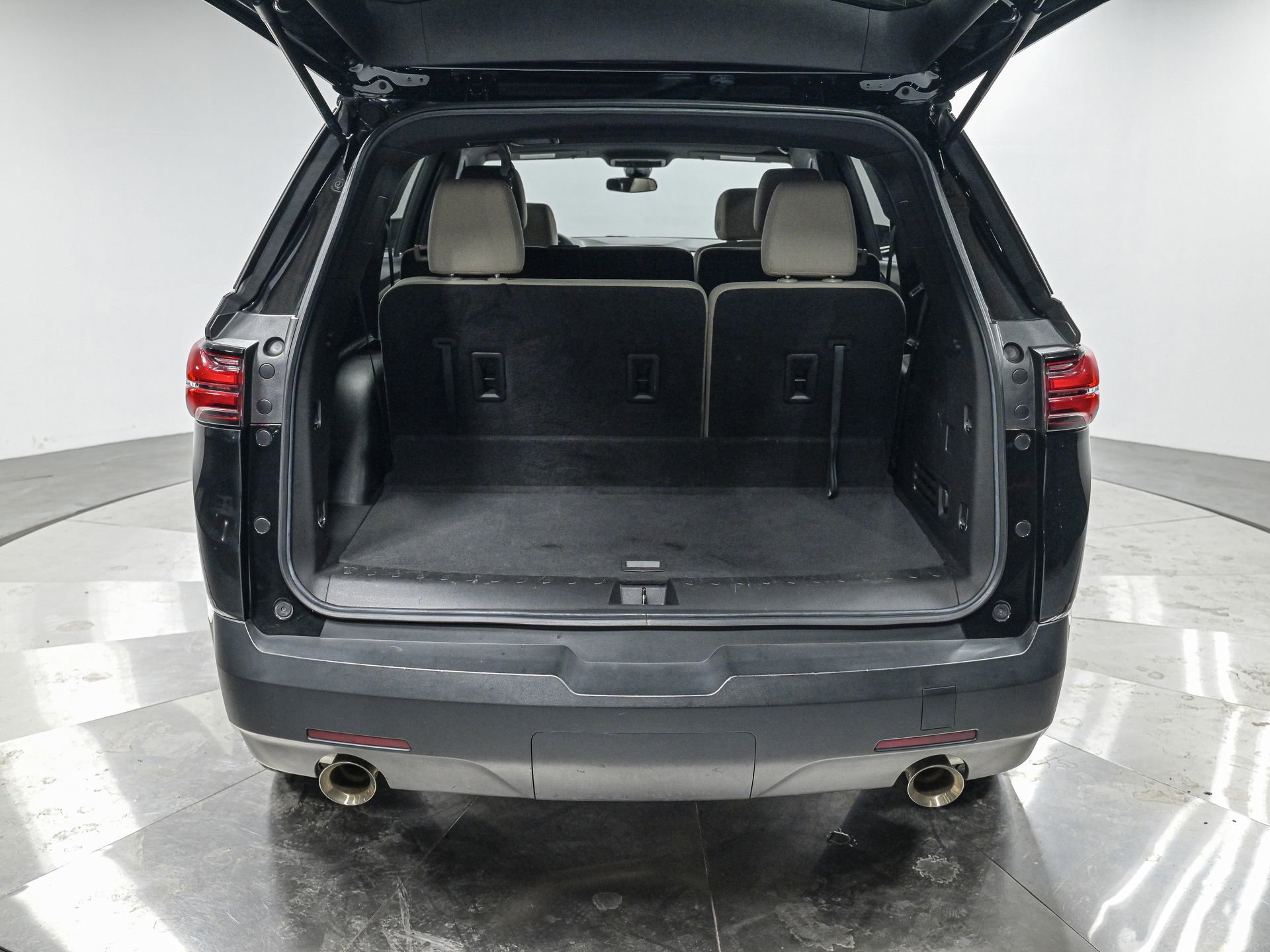 Used 2023 Chevrolet Traverse LS image 6