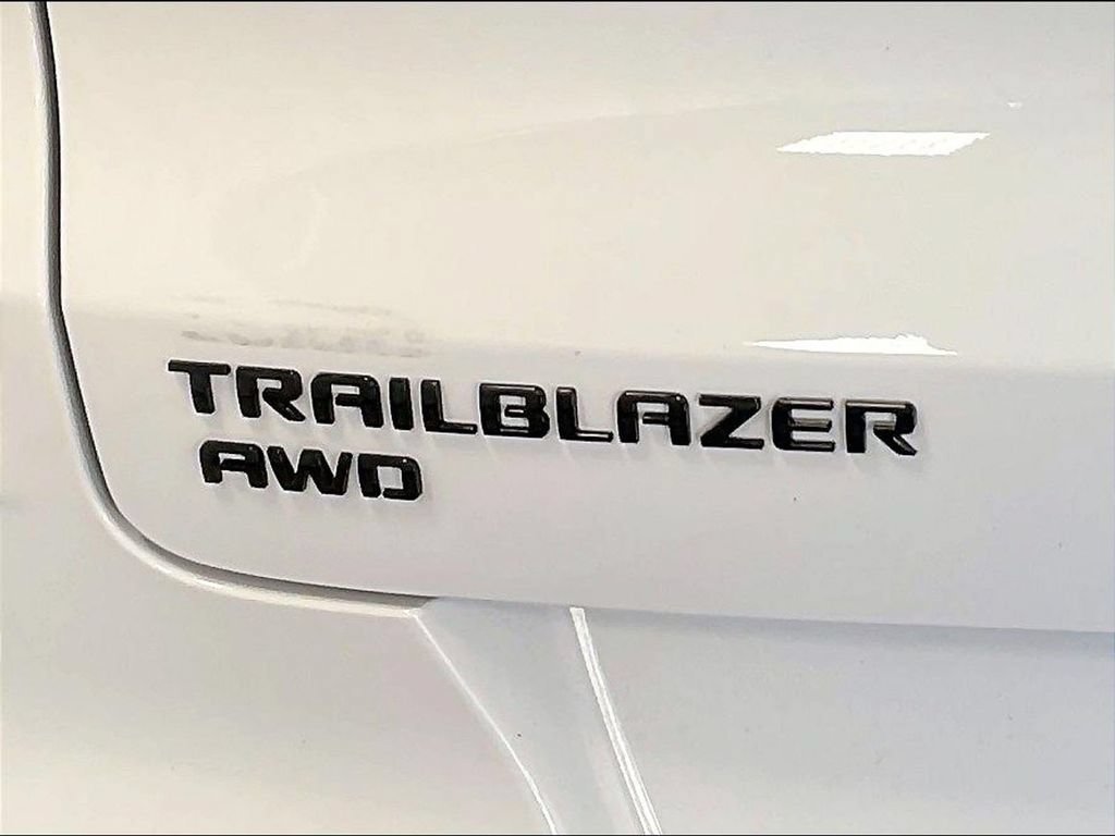 Used 2023 Chevrolet TrailBlazer RS w/ Sun and Liftgate Package AWD/4WD image 28