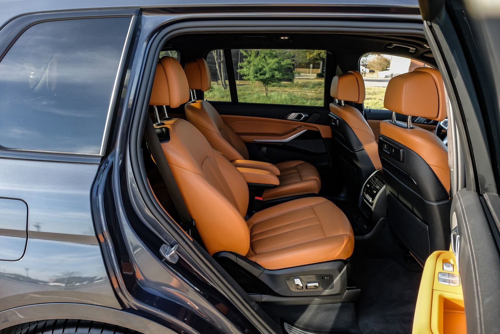 Used 2021 BMW X7 M50i w/ Executive Package image 39