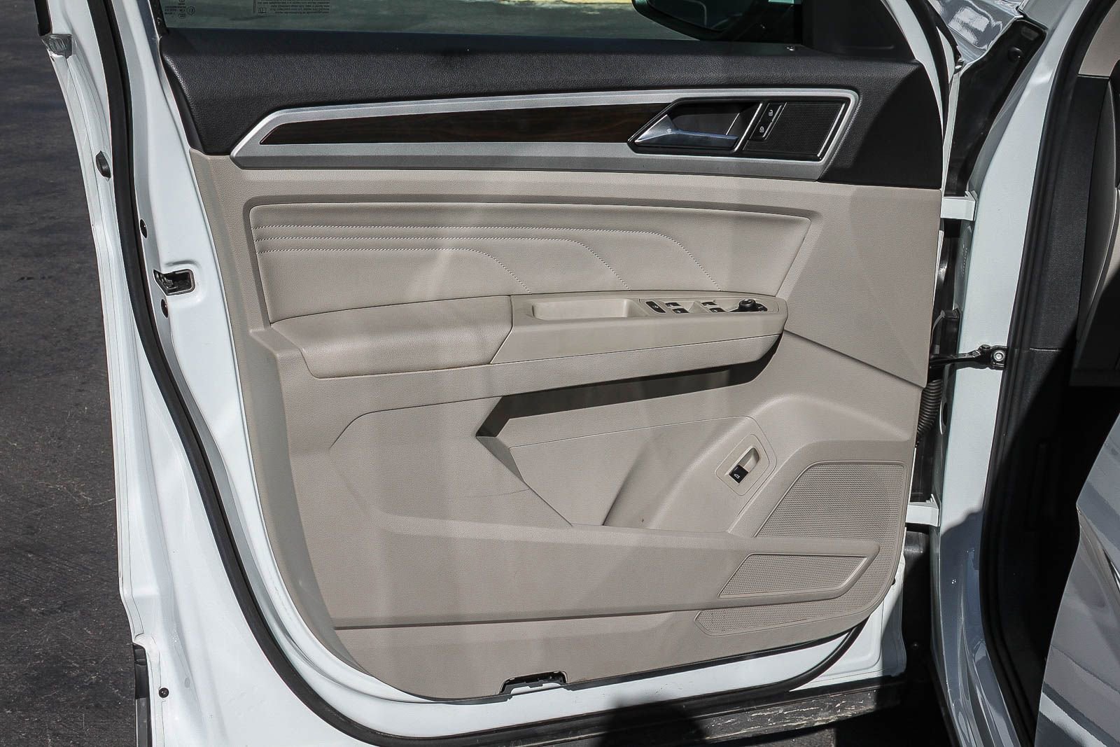 Certified 2023 Volkswagen Atlas SE w/ Black Wheel Package image 22