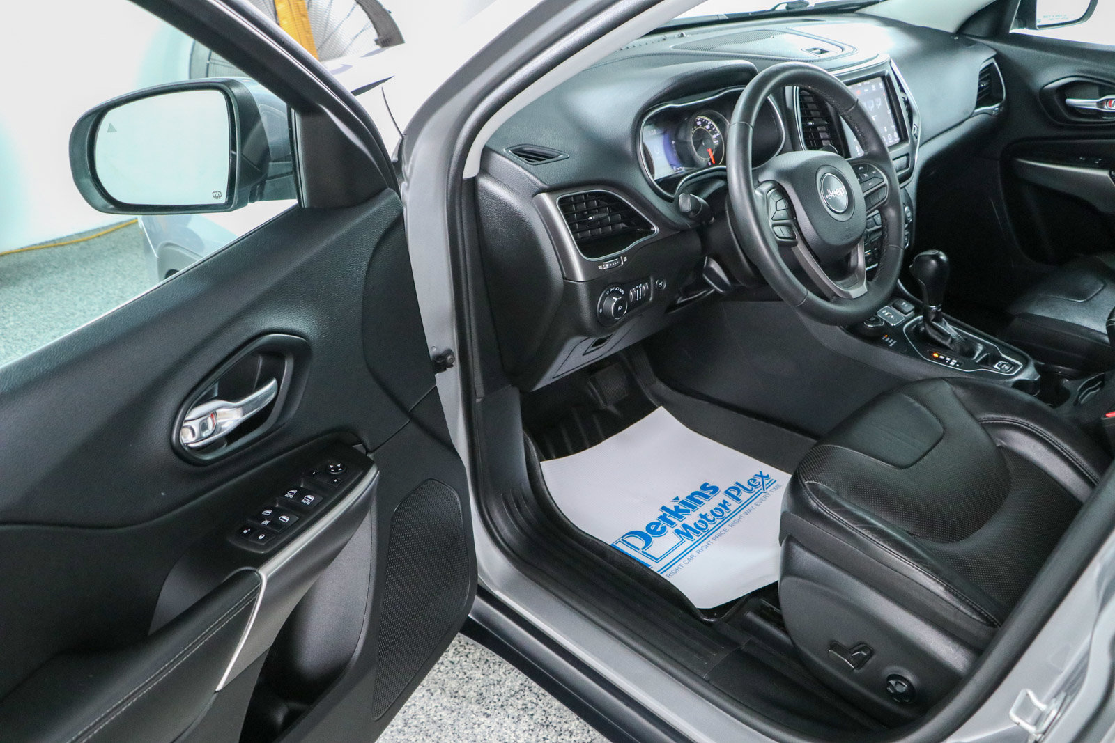 Used 2021 Jeep Cherokee Latitude Lux w/ Comfort/Convenience Group AWD/4WD image 3