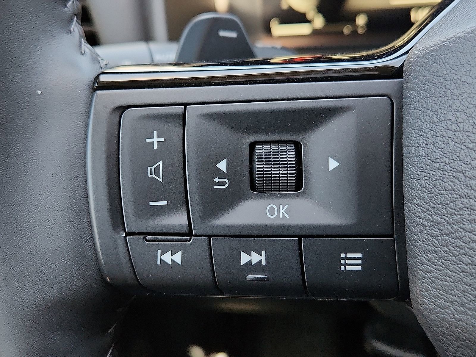 Used 2025 Nissan Rogue SL w/ SL Premium Package image 18