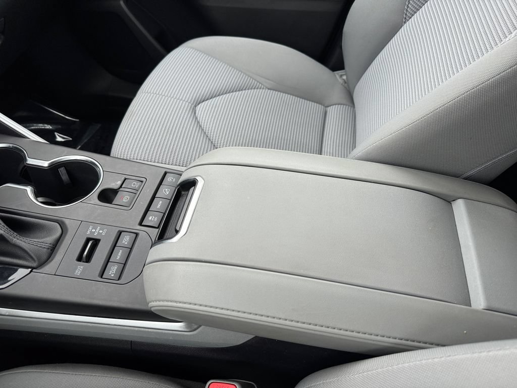 Used 2021 Toyota Highlander LE AWD/4WD image 27