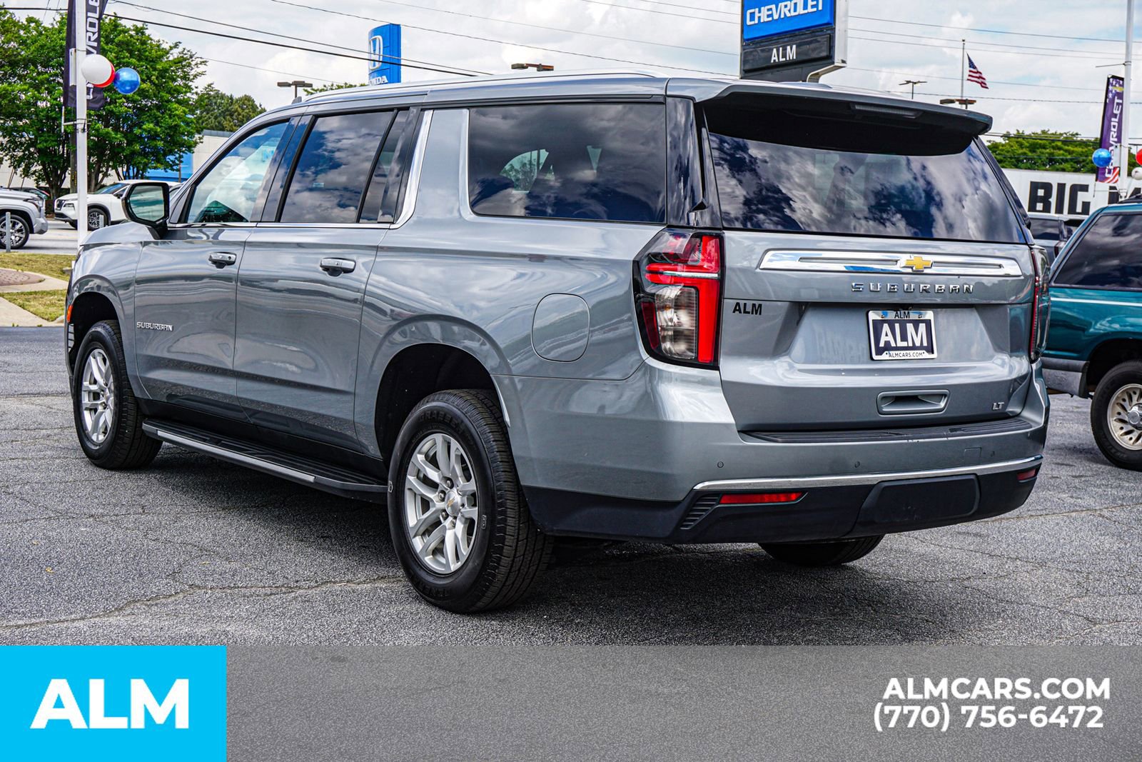Used 2024 Chevrolet Suburban LT RWD image 8