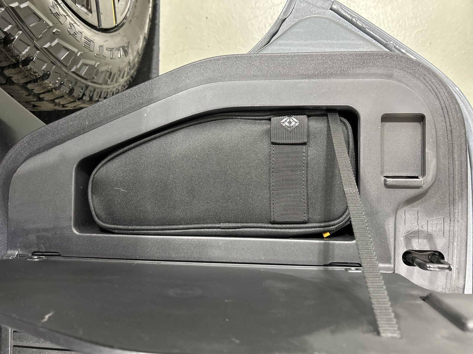 Used 2024 Rivian R1T Adventure AWD/4WD image 32