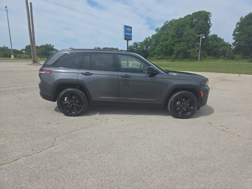 Used 2023 Jeep Grand Cherokee Altitude RWD image 2