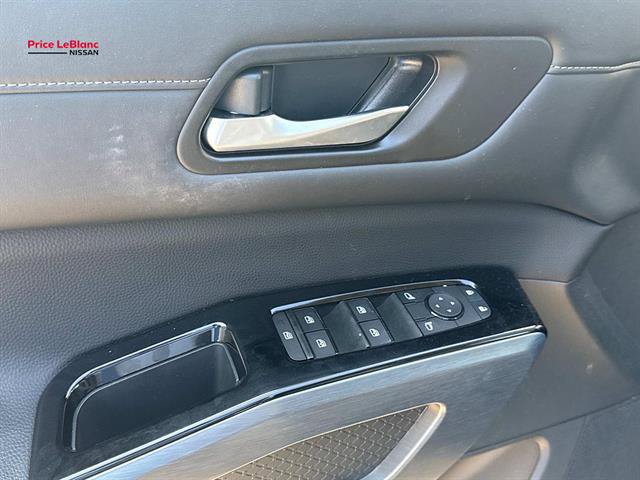 Used 2025 Nissan Pathfinder SL FWD image 18