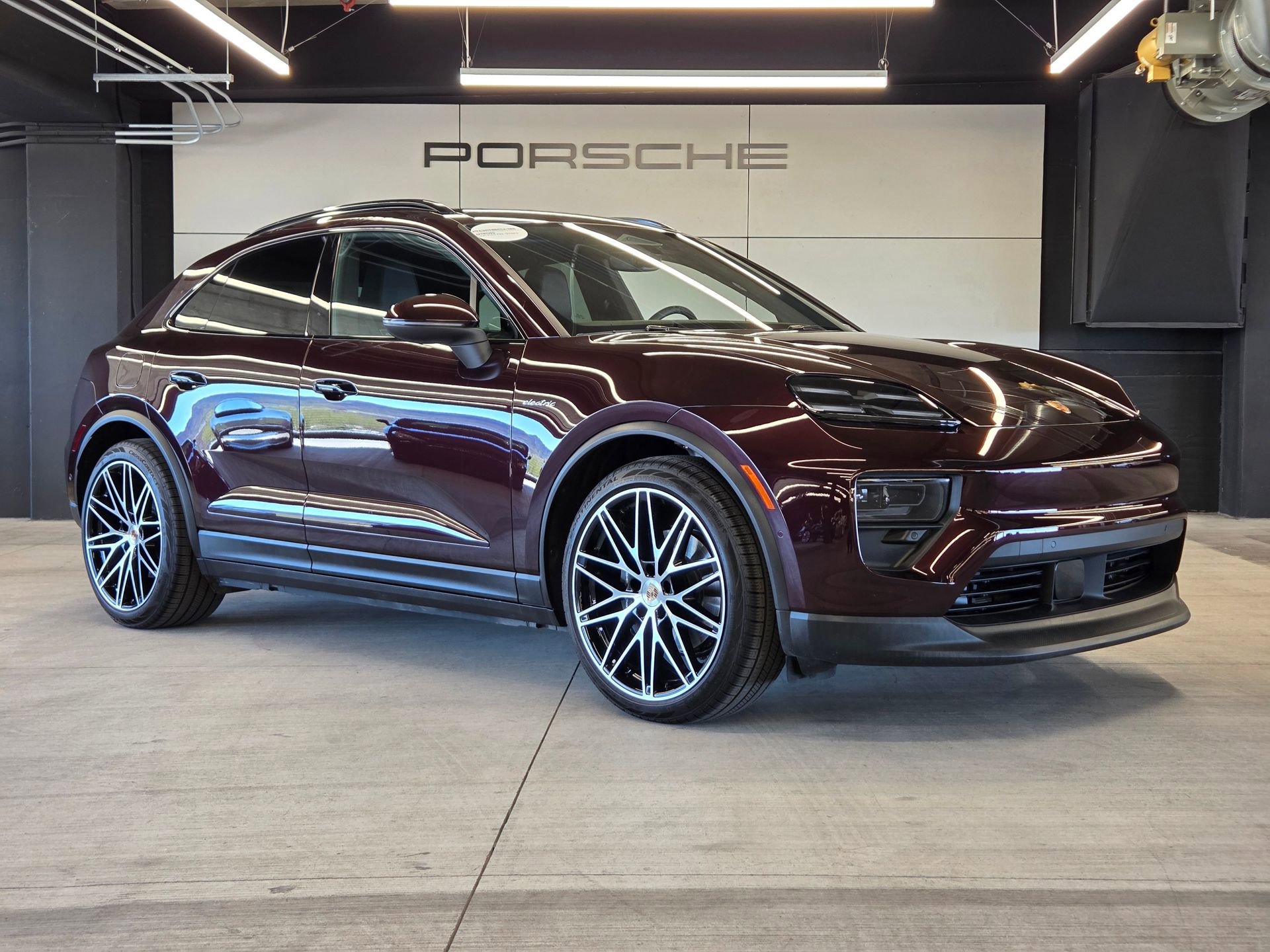 Certified 2025 Porsche Macan 4 Electric image 29