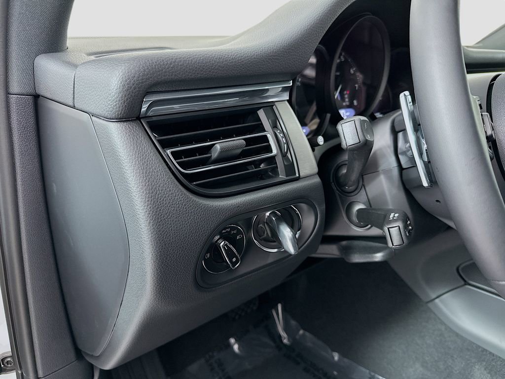 Certified 2026 Porsche Macan image 11