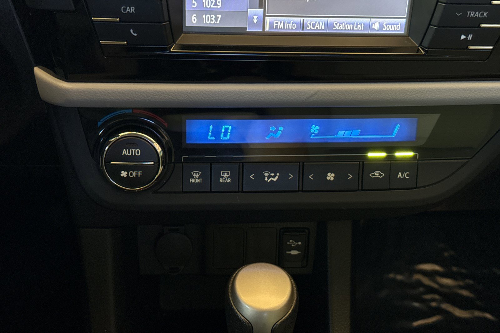 Used 2014 Toyota Corolla LE FWD image 24