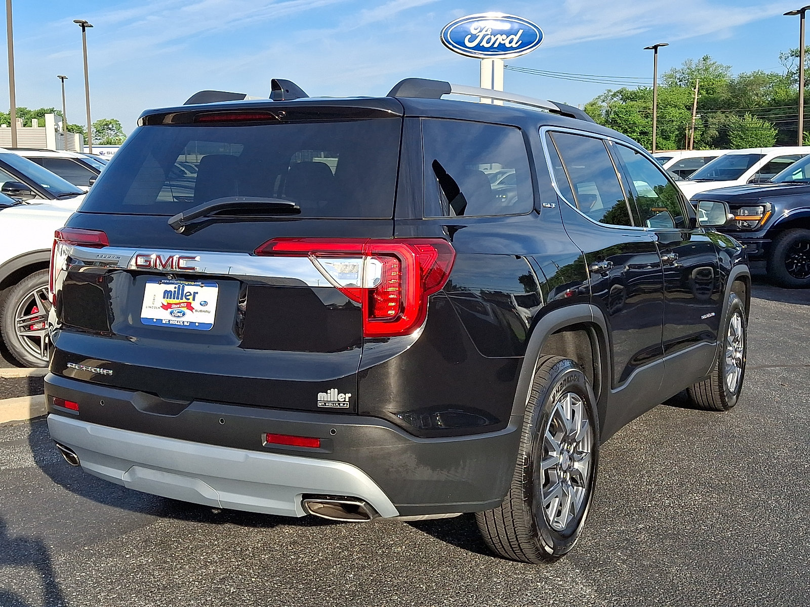 Used 2023 GMC Acadia SLT w/ LPO, Floor Liner Package FWD image 6