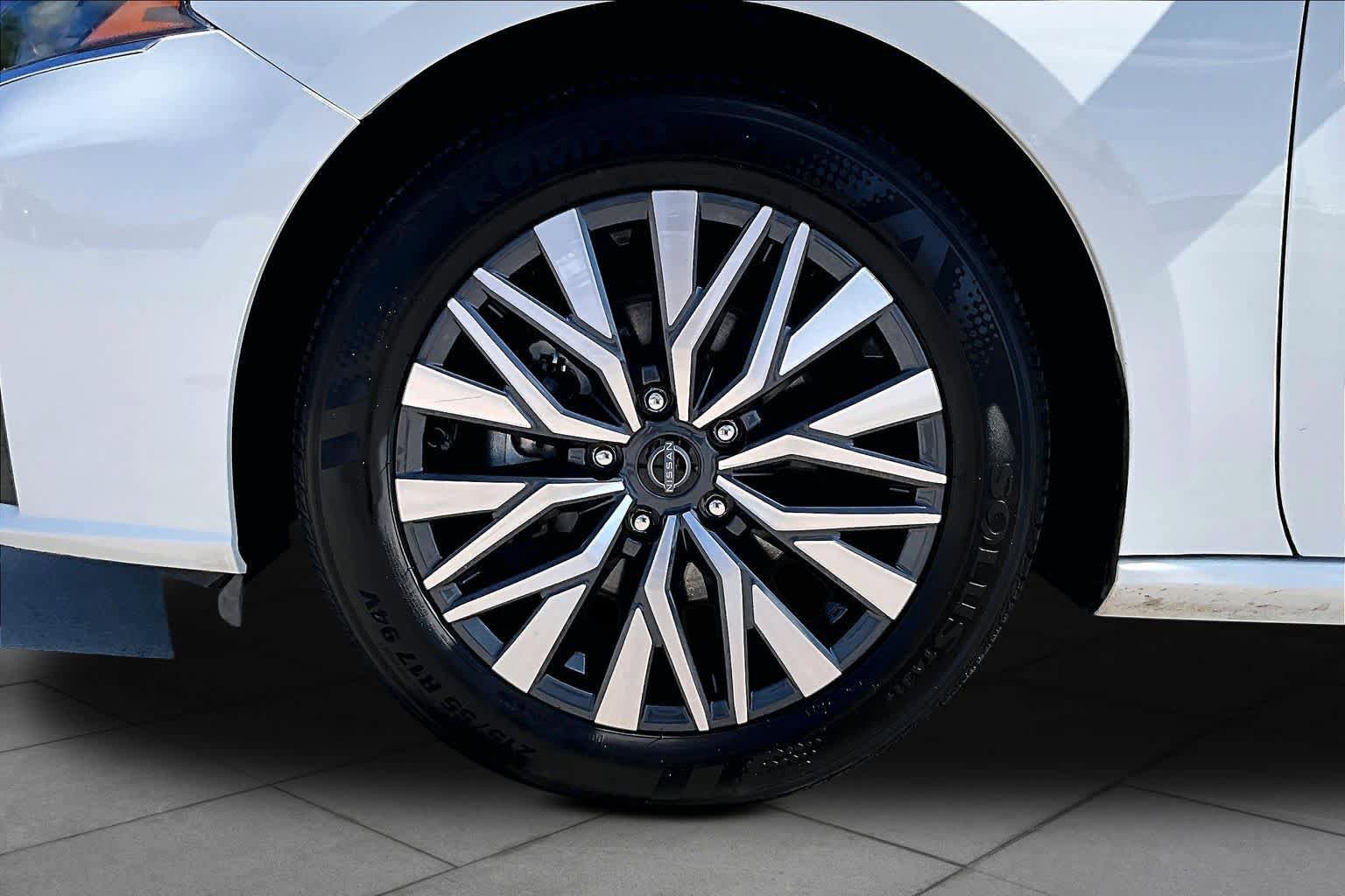 Used 2025 Nissan Altima 2.5 SV FWD image 11