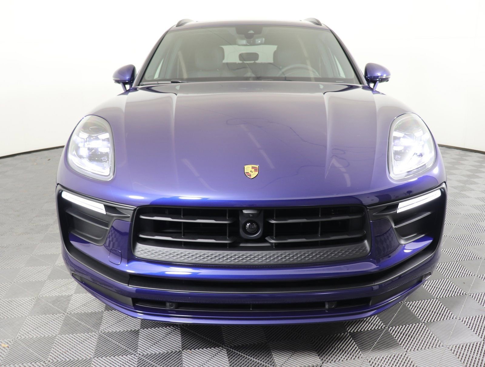 Certified 2025 Porsche Macan image 7