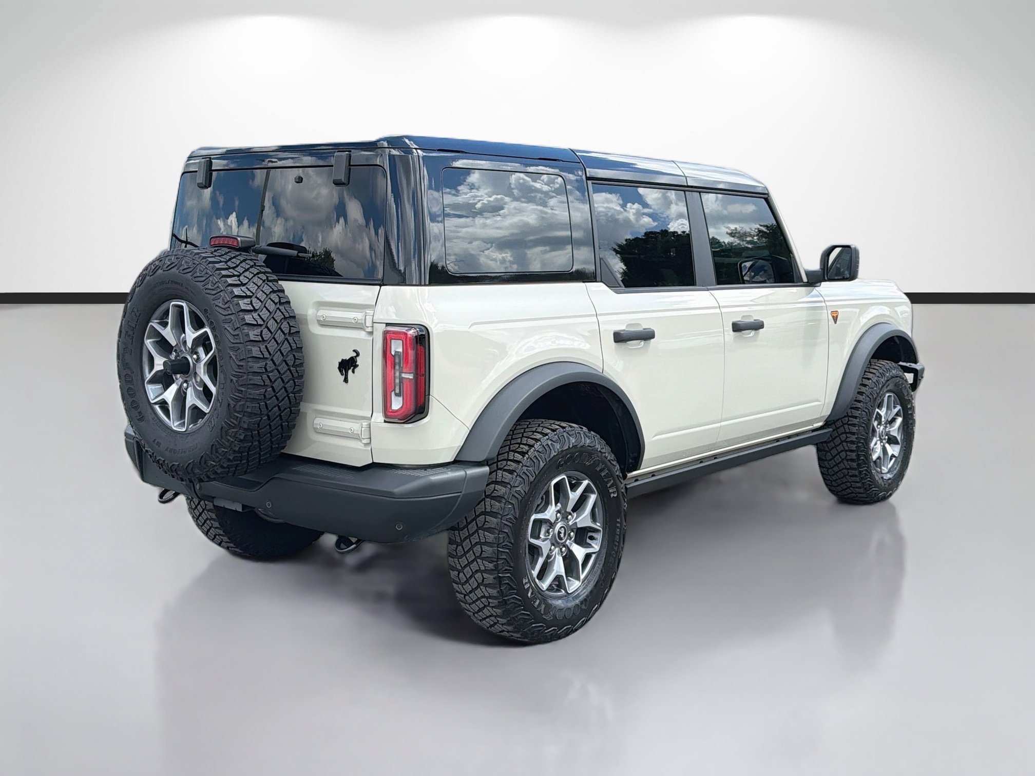 Used 2025 Ford Bronco Badlands AWD/4WD image 3