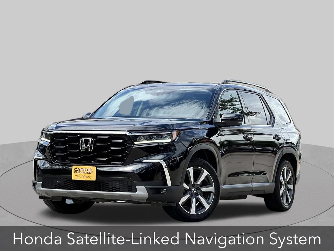 Used 2025 Honda Pilot Touring image 2